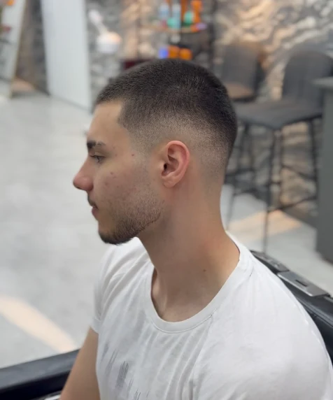 Yan profilden kısa fade saç kesimi