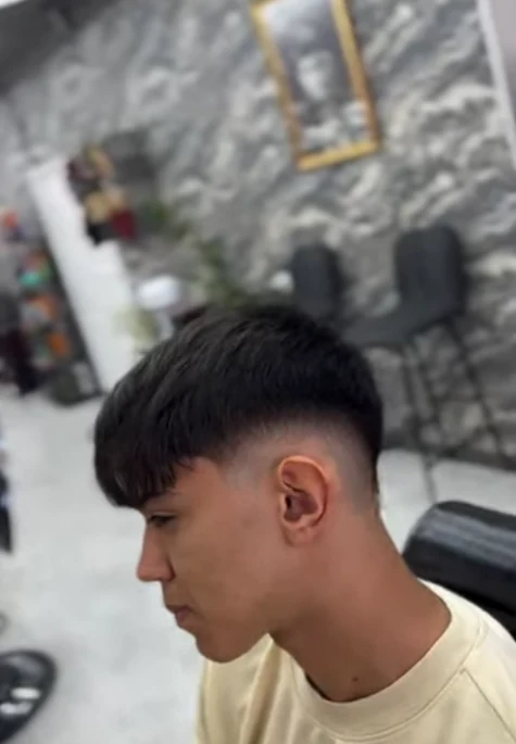 Düz üst saç ve düşük fade kesimi
