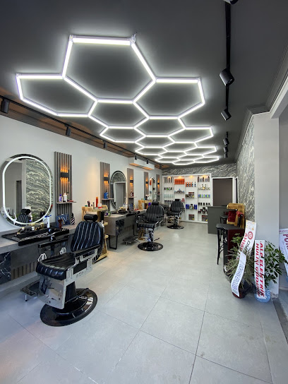 Efe Ateş Hair Design lüks salon iç mekanı, modern berber koltukları ve altın detaylı aynalar