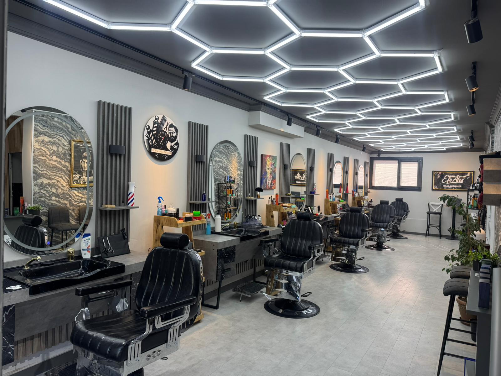 Salon iç mekan - Modern berber koltukları ve aydınlatma